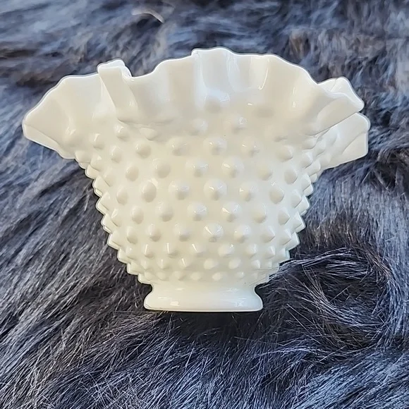 VINTAGE  RUFFLED  HOBNAIL MILK GLASS BOWL. - Picture 3 of 7